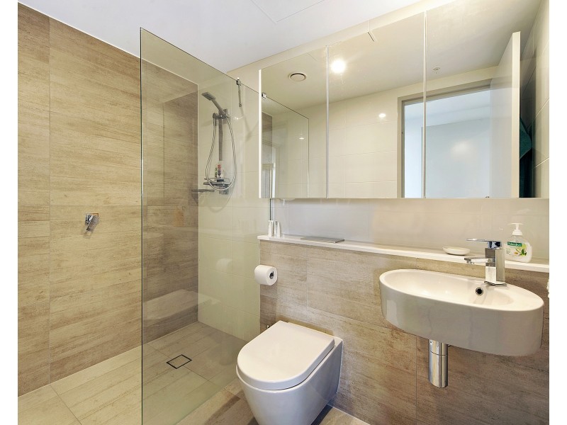 2 Como Crescent, Southport QLD 4215