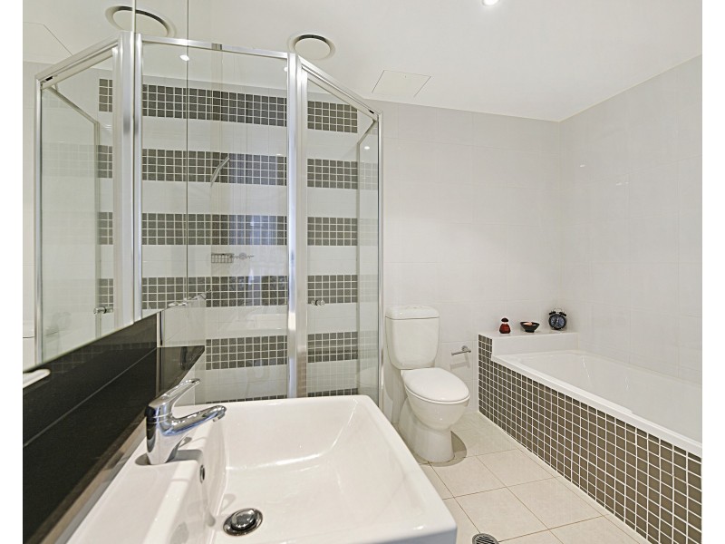 3 Como Crescent, Southport QLD 4215