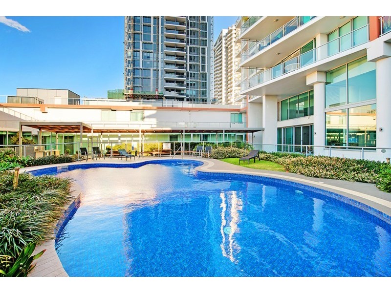 1 Como Crescent, Southport QLD 4215