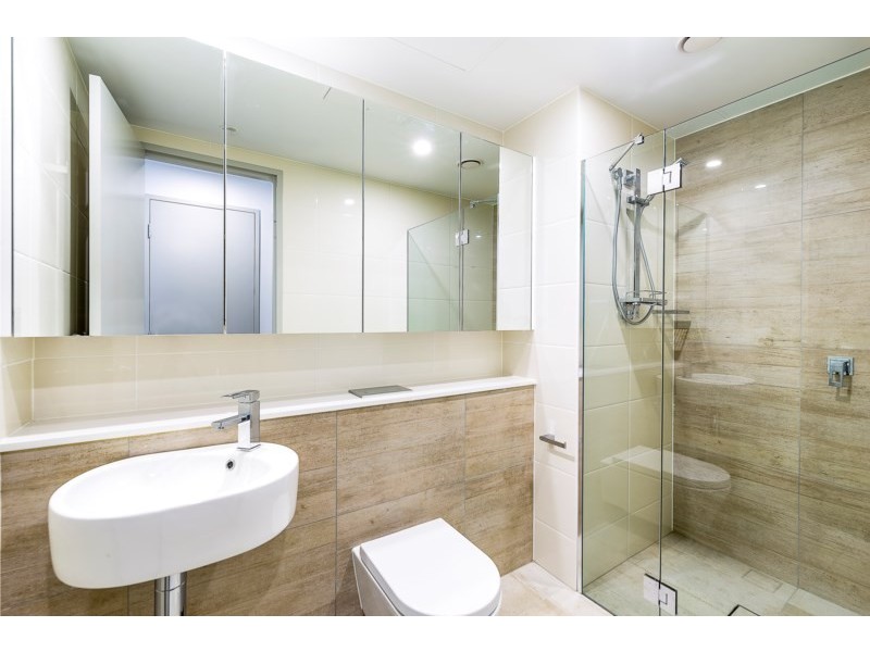 2 Como Crescent, Southport QLD 4215