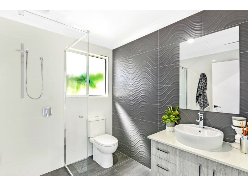 17 Wyndham Avenue, Southport QLD 4215