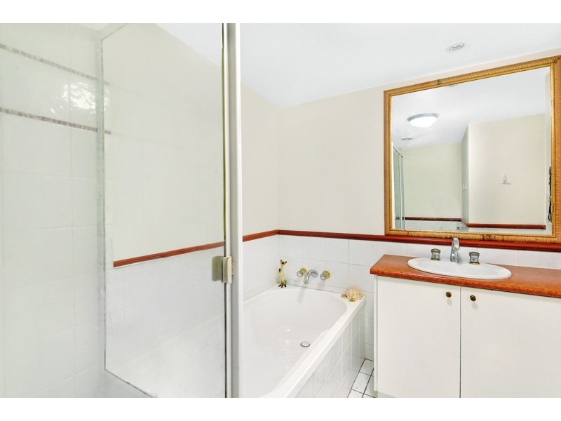 4/100 Cotlew Street East, Southport QLD 4215