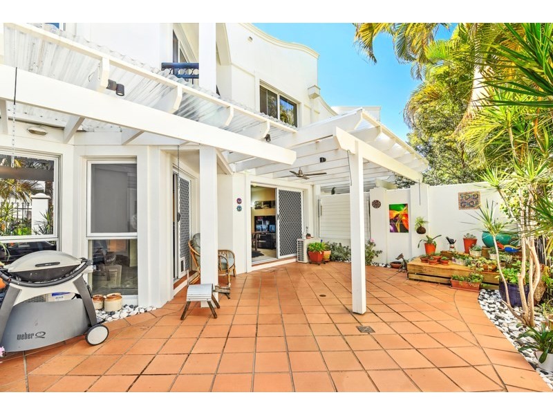 2/100 Cotlew Street East, Southport QLD 4215