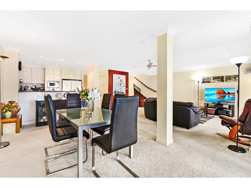 2/100 Cotlew Street East, Southport QLD 4215