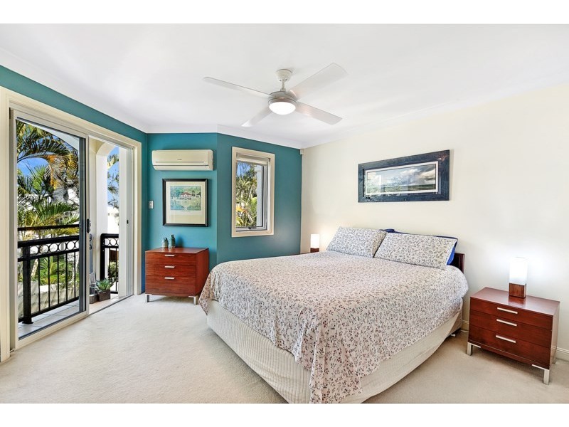 2/100 Cotlew Street East, Southport QLD 4215