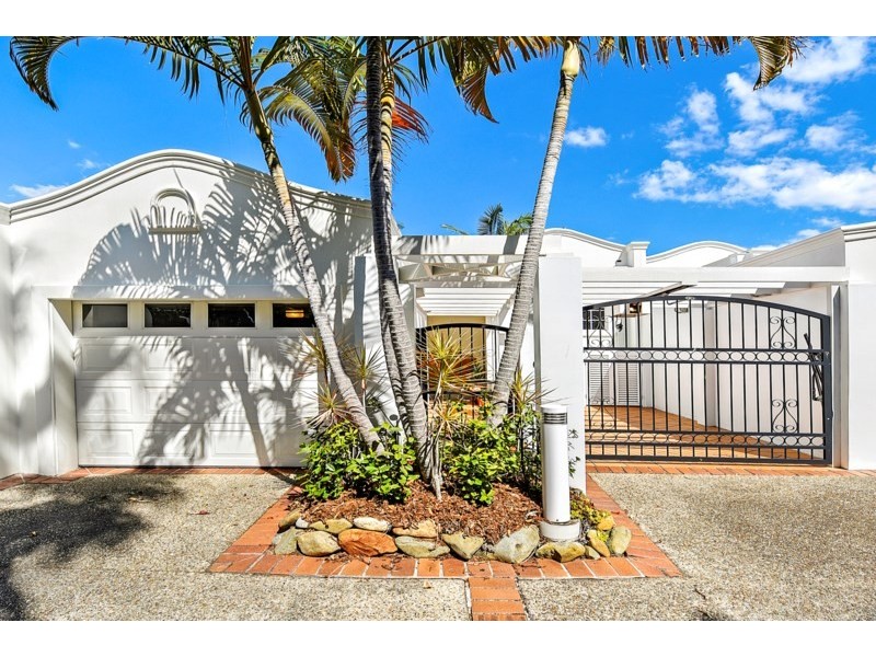 2/100 Cotlew Street East, Southport QLD 4215