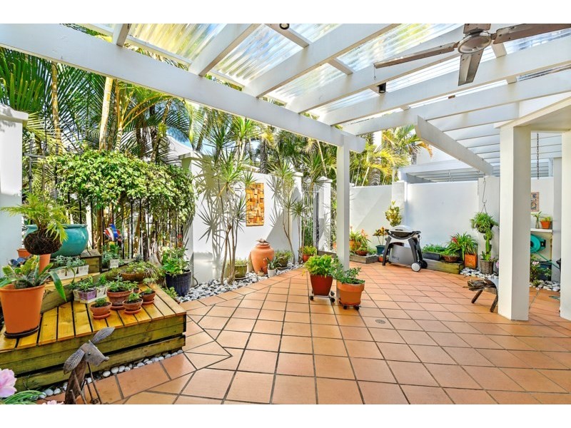 2/100 Cotlew Street East, Southport QLD 4215