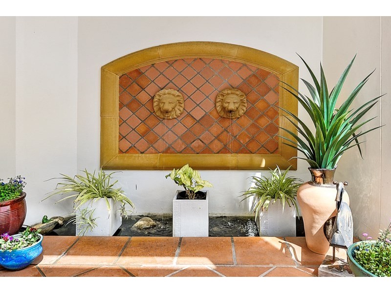 2/100 Cotlew Street East, Southport QLD 4215