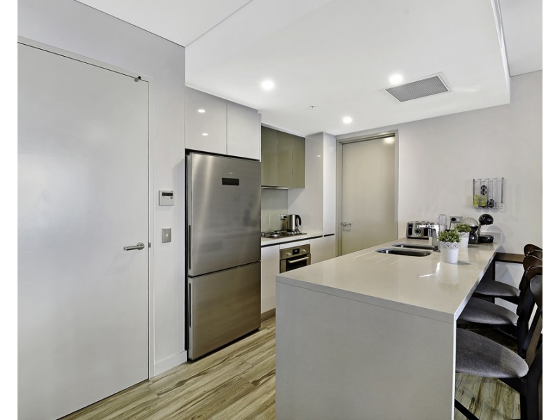 2 Como Crescent, Southport QLD 4215