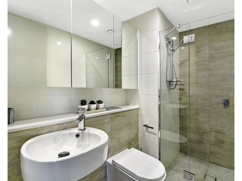 2 Como Crescent, Southport QLD 4215