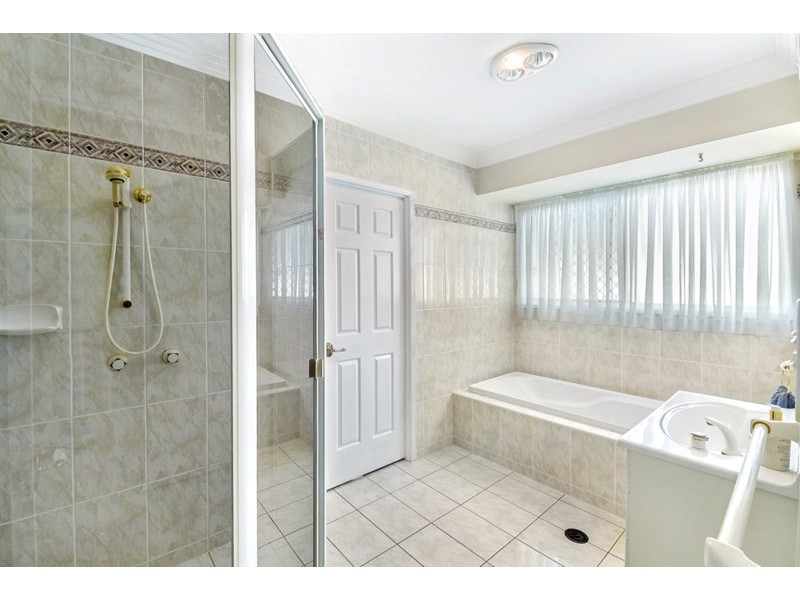 41 Edinburgh Road, Benowa Waters QLD 4217