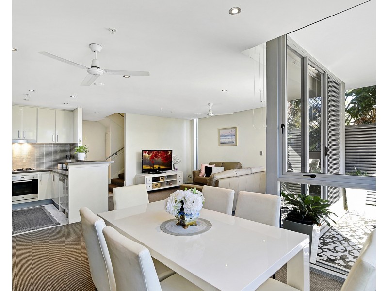 4 Como Crescent, Southport QLD 4215