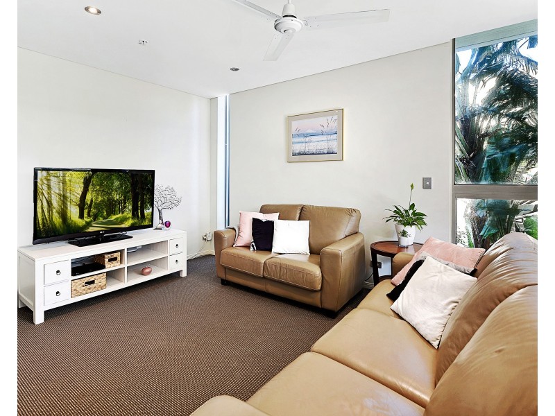 4 Como Crescent, Southport QLD 4215