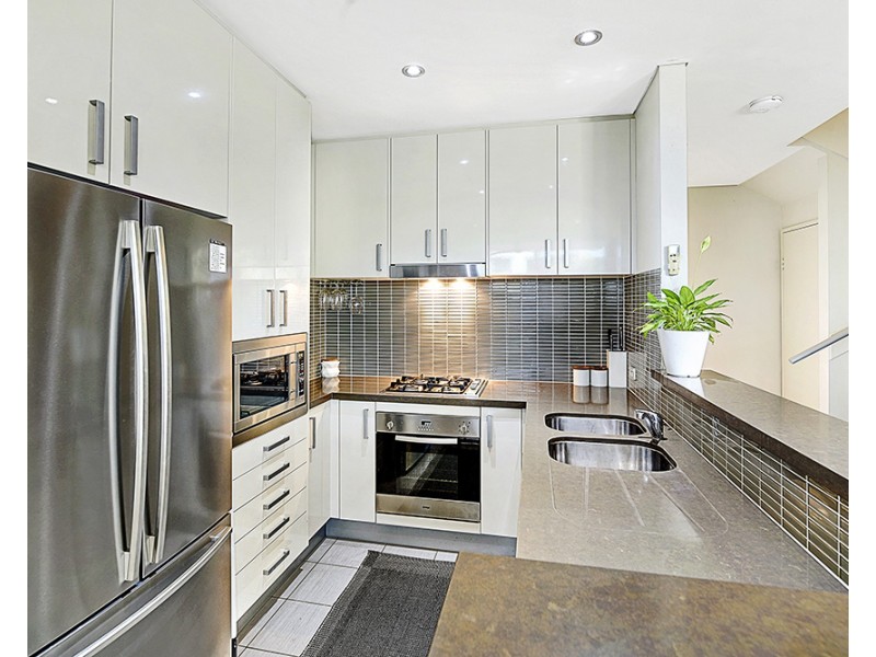 4 Como Crescent, Southport QLD 4215