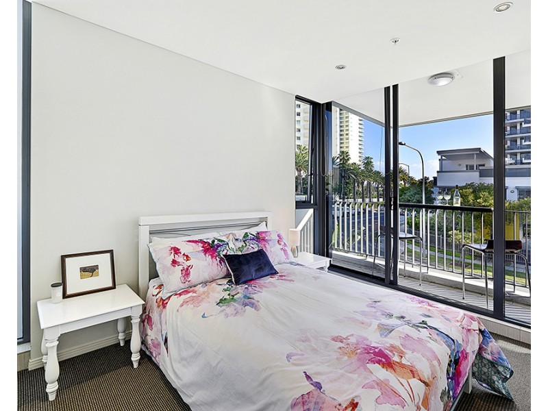 4 Como Crescent, Southport QLD 4215