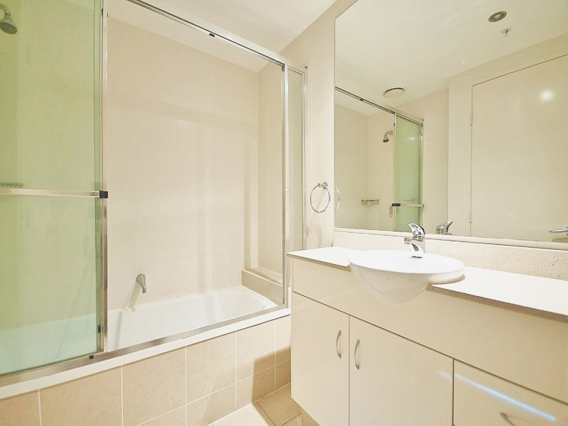 1 Como Crescent, Southport QLD 4215