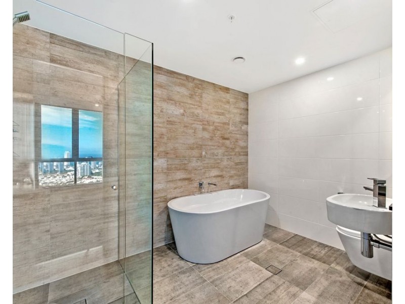 2 Como Crescent, Southport QLD 4215