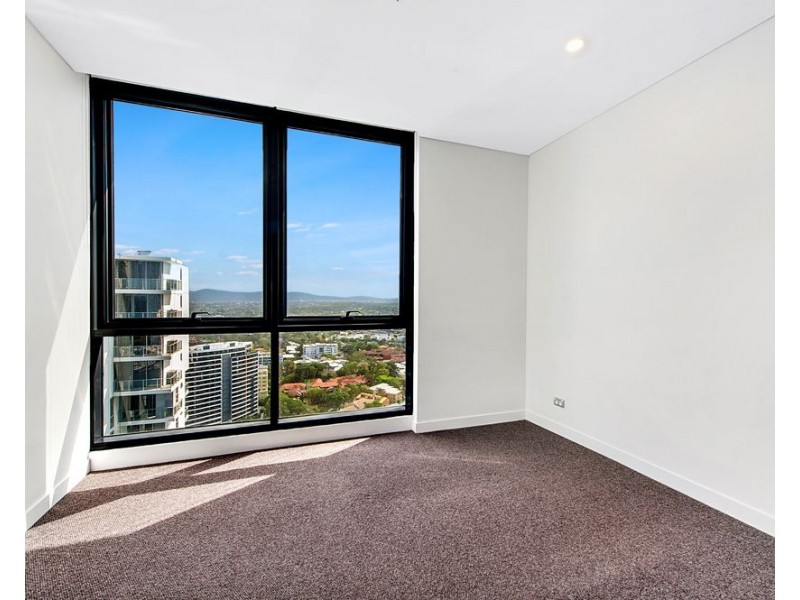 2 Como Crescent, Southport QLD 4215