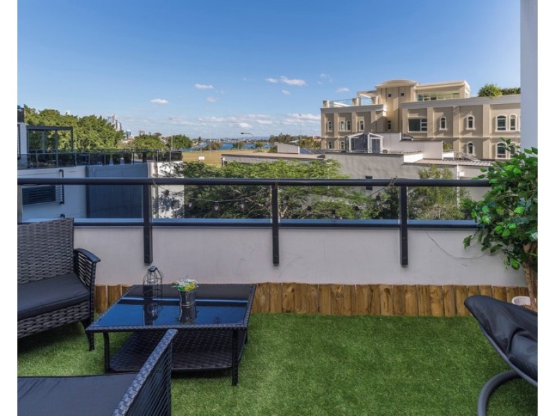 2 Aqua Street, Southport QLD 4215