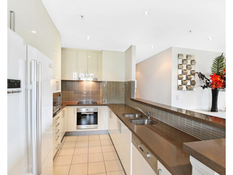 4 Como Crescent, Southport QLD 4215