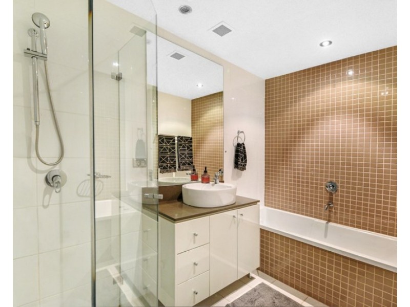 4 Como Crescent, Southport QLD 4215