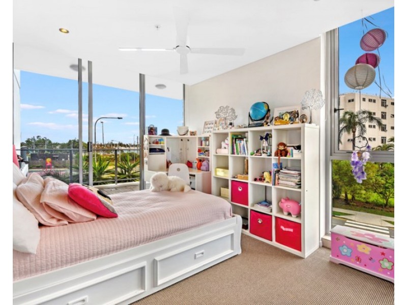 4 Como Crescent, Southport QLD 4215