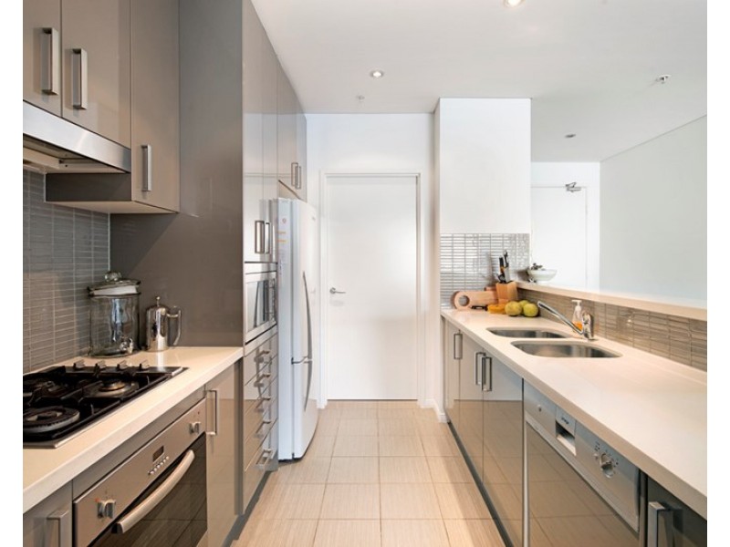 4 Como Crescent, Southport QLD 4215