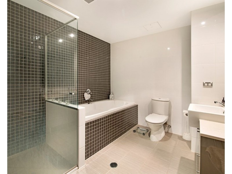 4 Como Crescent, Southport QLD 4215