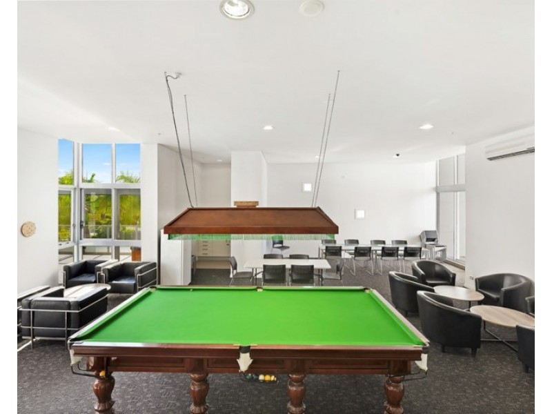 4 Como Crescent, Southport QLD 4215