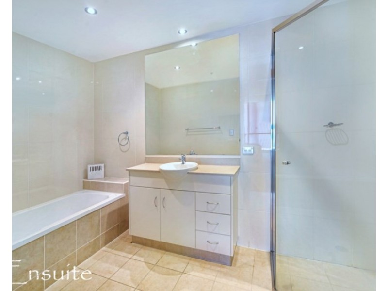 1 Como Crescent, Southport QLD 4215