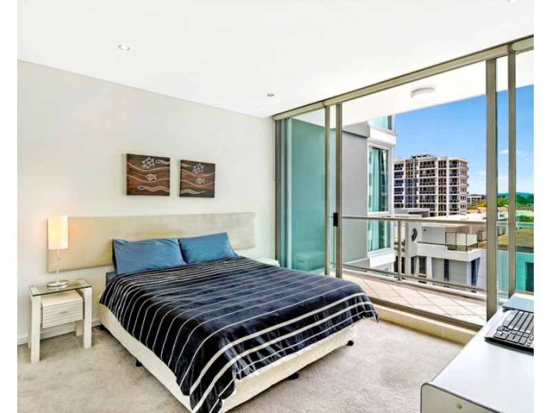 1 Como Crescent, Southport QLD 4215