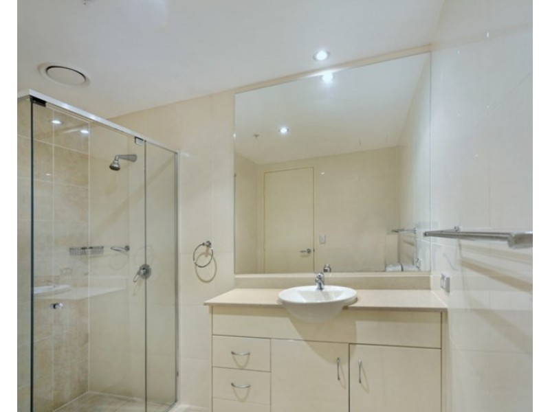 1 Como Crescent, Southport QLD 4215