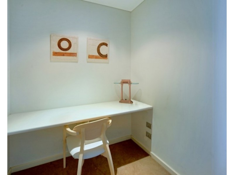 1 Como Crescent, Southport QLD 4215