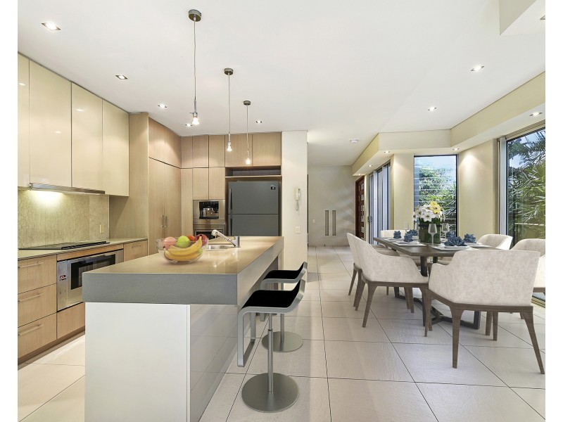 2/12 Oak Avenue, Surfers Paradise QLD 4217