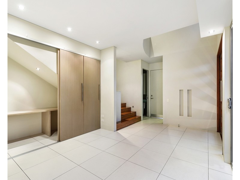 2/12 Oak Avenue, Surfers Paradise QLD 4217