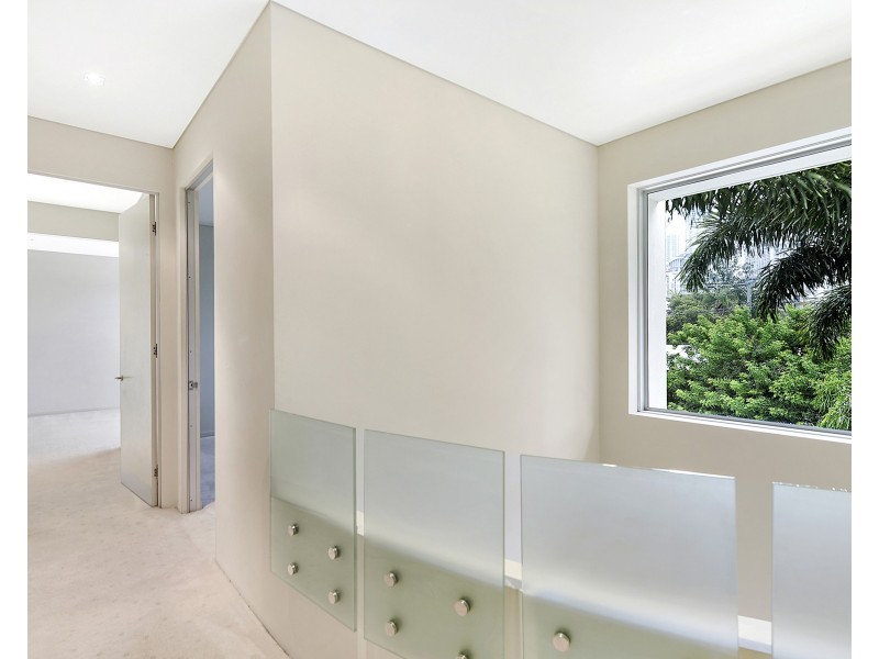 2/12 Oak Avenue, Surfers Paradise QLD 4217