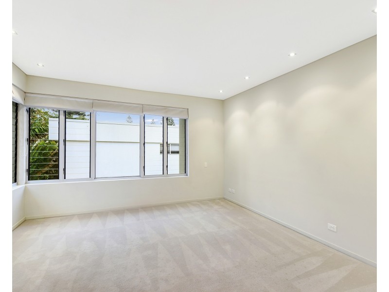 2/12 Oak Avenue, Surfers Paradise QLD 4217