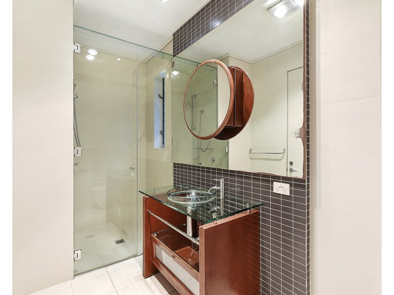 2/12 Oak Avenue, Surfers Paradise QLD 4217