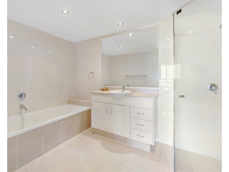 1 Como Crescent, Southport QLD 4215