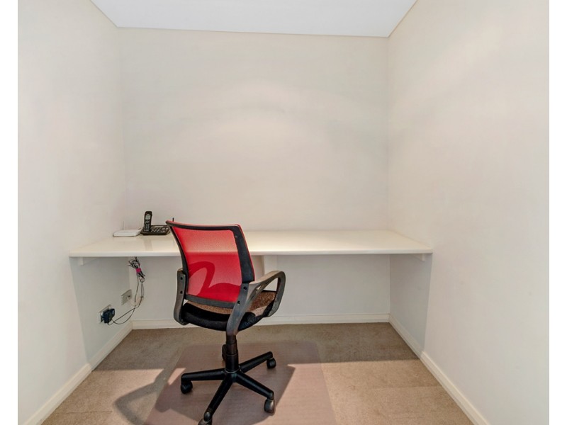 1 Como Crescent, Southport QLD 4215