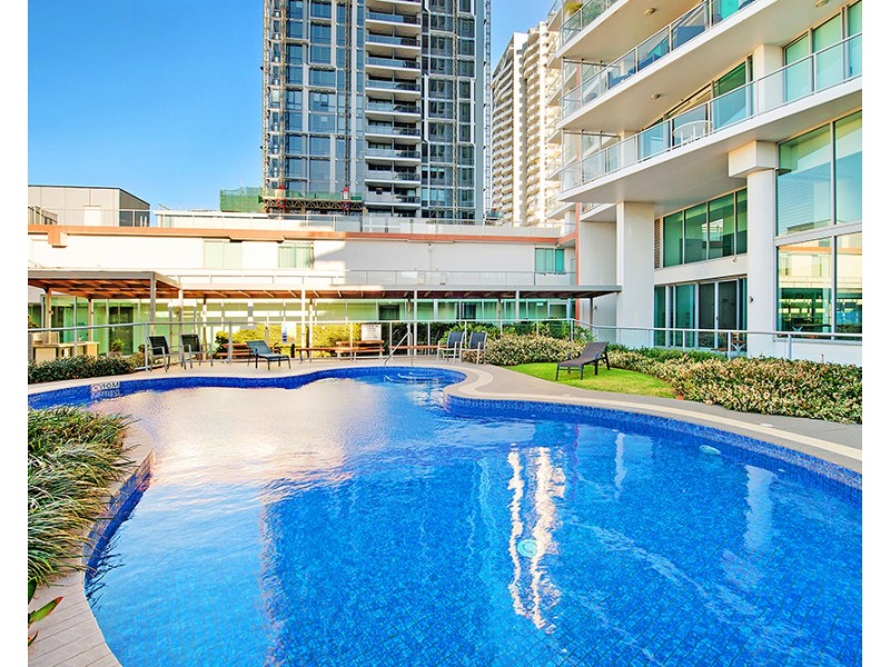 1 Como Crescent, Southport QLD 4215