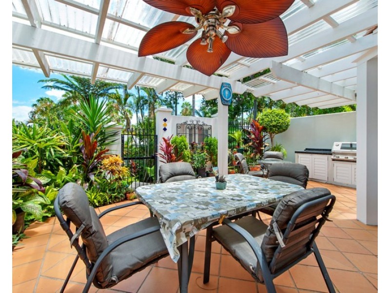 8/100 Cotlew Street East, Southport QLD 4215