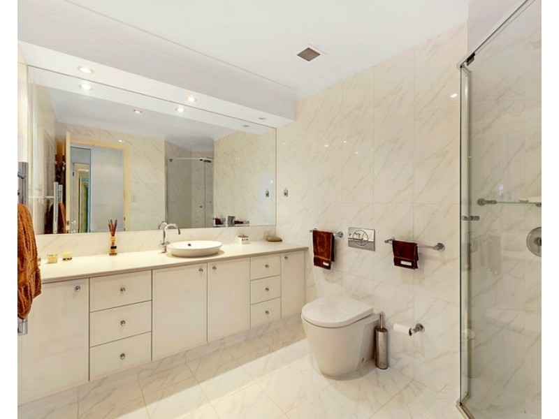 8/100 Cotlew Street East, Southport QLD 4215