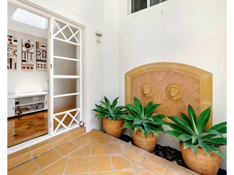 8/100 Cotlew Street East, Southport QLD 4215