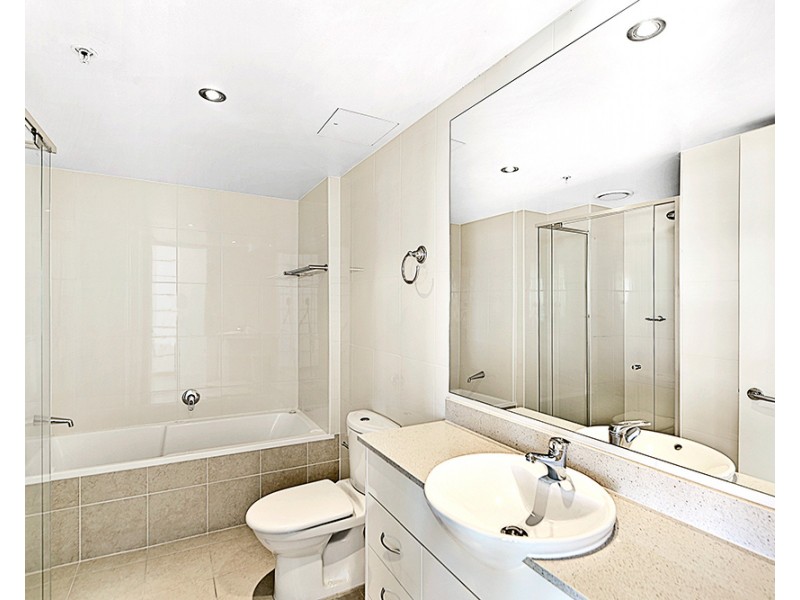 1 Como Crescent, Southport QLD 4215