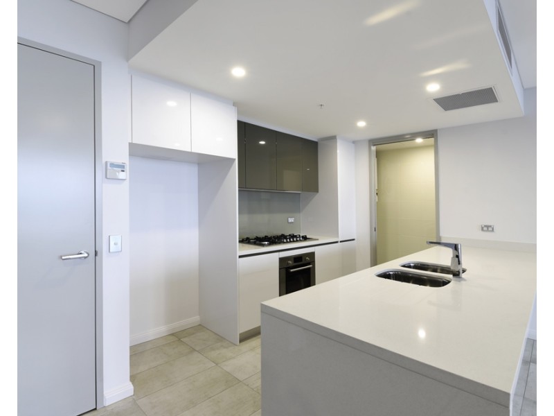 2 Como Crescent, Southport QLD 4215