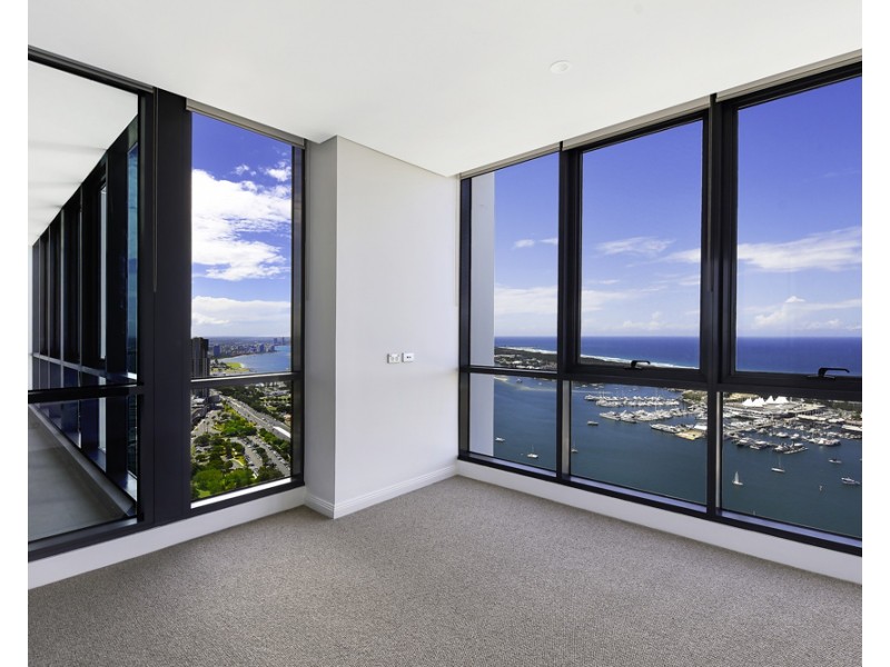 2 Como Crescent, Southport QLD 4215