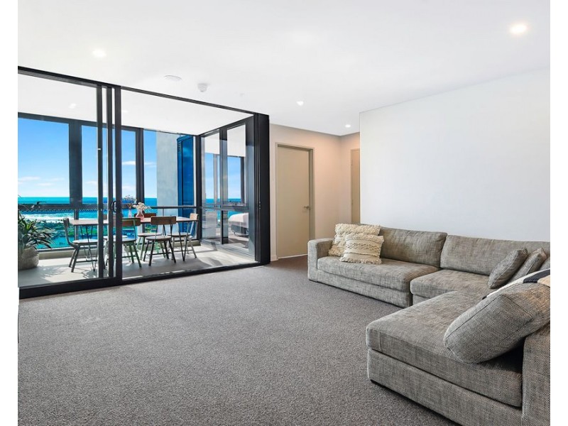 2 Como Crescent, Southport QLD 4215