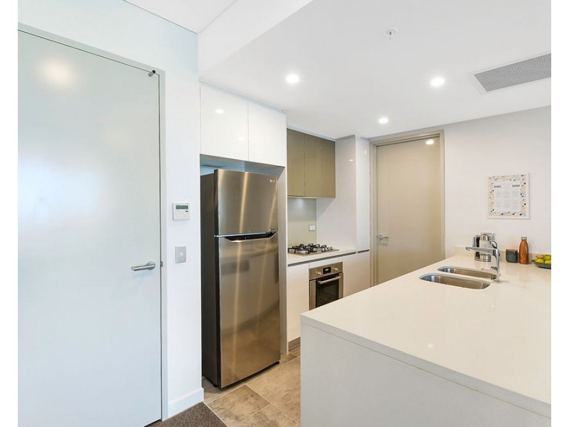 2 Como Crescent, Southport QLD 4215