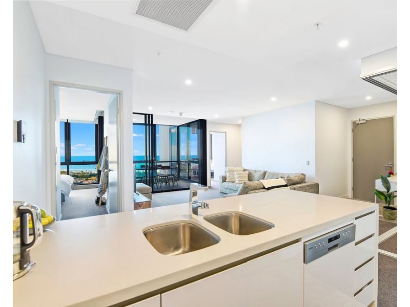 2 Como Crescent, Southport QLD 4215